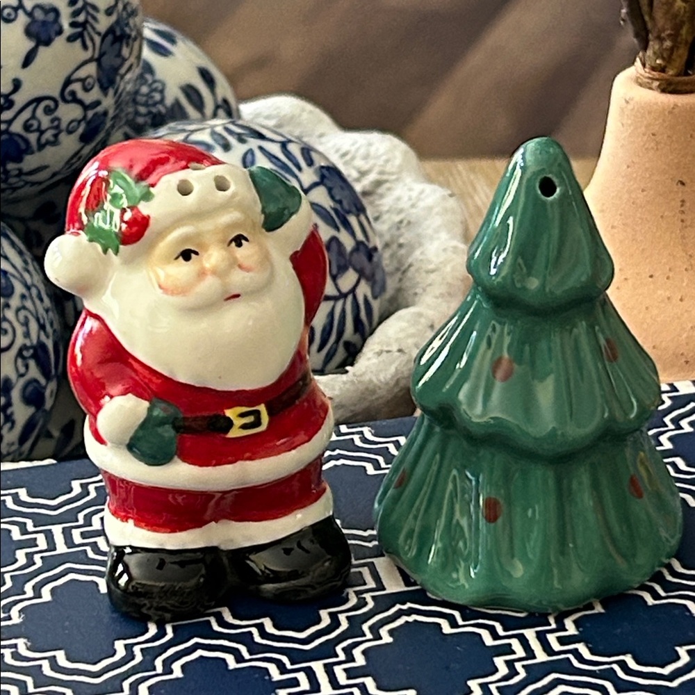 NEW! Christmas Holiday Santa Claus & Christmas Tree Ceramic Salt Pepper Shaker